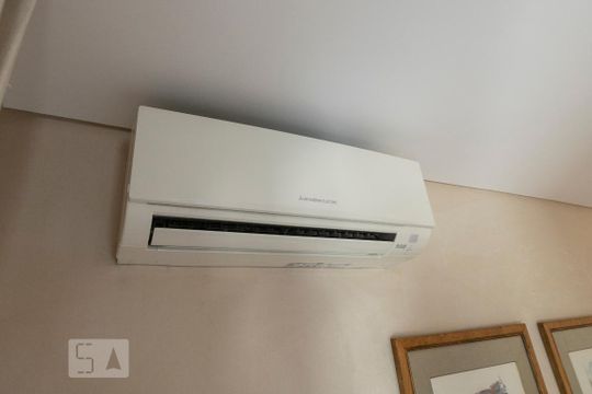 Comprar apartamento mobiliado na Vila Nova Conceição com 2 quartos, varanda e piscina no condomínio. — Ar condicionado