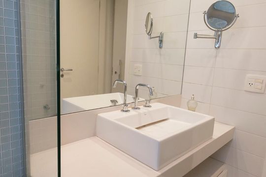 Comprar apartamento mobiliado na Vila Nova Conceição com 2 quartos, varanda e piscina no condomínio. — Banheiro da Suíte 1