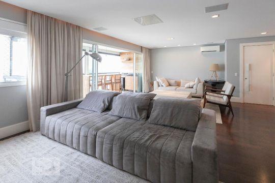 Comprar apartamento mobiliado na Vila Nova Conceição com 2 quartos, varanda e piscina no condomínio. — Sala