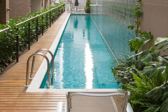 Comprar apartamento mobiliado na Vila Nova Conceição com 2 quartos, varanda e piscina no condomínio. — Área comum - Piscina