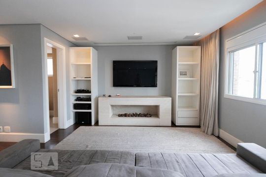Comprar apartamento mobiliado na Vila Nova Conceição com 2 quartos, varanda e piscina no condomínio. — Sala