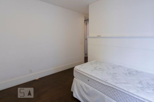 Comprar apartamento mobiliado na Vila Nova Conceição com 2 quartos, varanda e piscina no condomínio. — Suíte 1