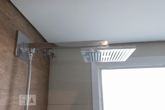 Comprar apartamento mobiliado na Vila Nova Conceição com 2 quartos, varanda e piscina no condomínio. — Chuveiro