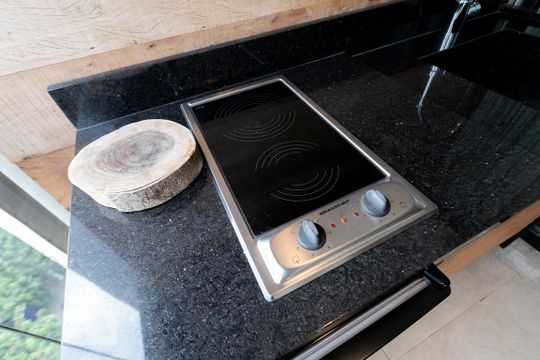 Comprar apartamento mobiliado na Vila Nova Conceição com 2 quartos, varanda e piscina no condomínio. — Cooktop