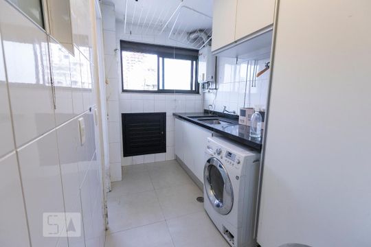 Comprar apartamento mobiliado na Vila Nova Conceição com 2 quartos, varanda e piscina no condomínio. — Área de Serviço