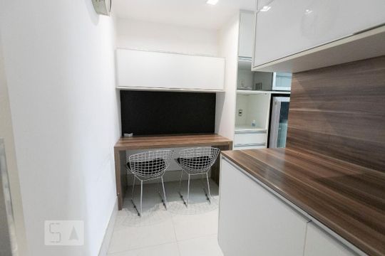 Comprar apartamento mobiliado na Vila Nova Conceição com 2 quartos, varanda e piscina no condomínio. — Cozinha