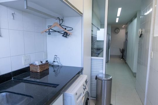 Comprar apartamento mobiliado na Vila Nova Conceição com 2 quartos, varanda e piscina no condomínio. — Área de Serviço