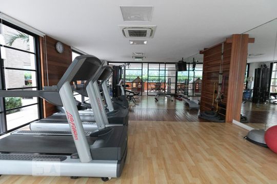 Comprar apartamento mobiliado na Vila Nova Conceição com 2 quartos, varanda e piscina no condomínio. — Área comum - Academia