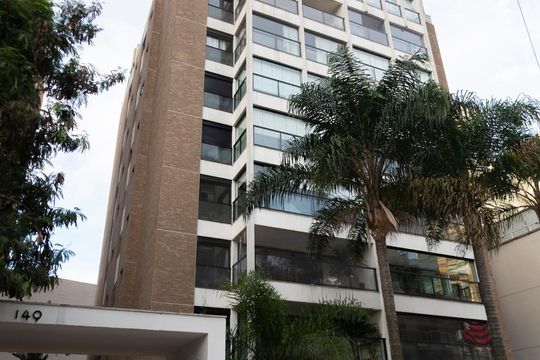 Comprar apartamento mobiliado na Vila Nova Conceição com 2 quartos, varanda e piscina no condomínio. — Fachada