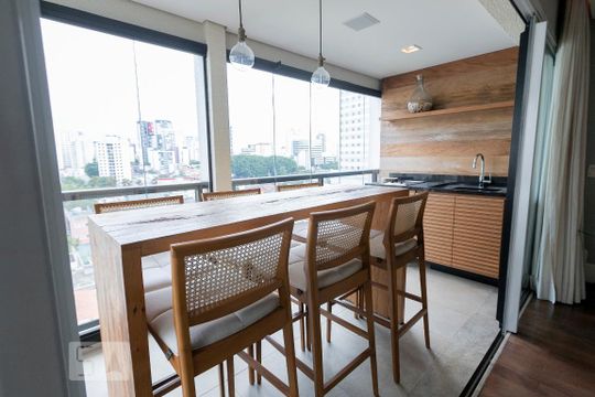 Comprar apartamento mobiliado na Vila Nova Conceição com 2 quartos, varanda e piscina no condomínio. — Varanda