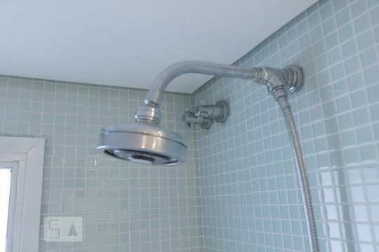 Comprar apartamento mobiliado na Vila Nova Conceição com 2 quartos, varanda e piscina no condomínio. — Chuveiro