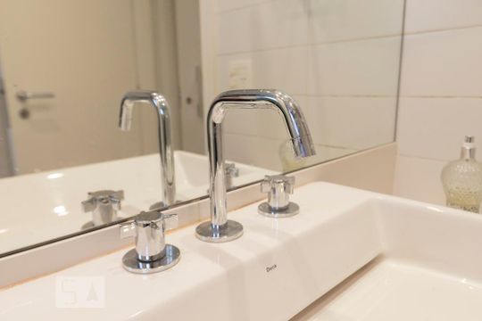 Comprar apartamento mobiliado na Vila Nova Conceição com 2 quartos, varanda e piscina no condomínio. — Torneira