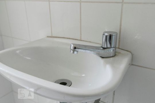 Comprar apartamento mobiliado na Vila Nova Conceição com 2 quartos, varanda e piscina no condomínio. — Torneira