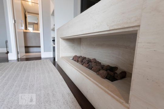 Comprar apartamento mobiliado na Vila Nova Conceição com 2 quartos, varanda e piscina no condomínio. — Sala