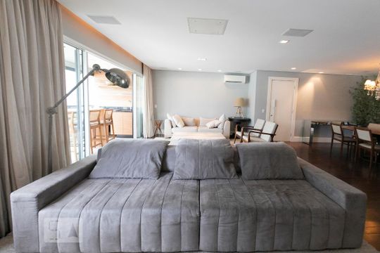 Comprar apartamento mobiliado na Vila Nova Conceição com 2 quartos, varanda e piscina no condomínio. — Sala