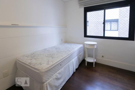 Comprar apartamento mobiliado na Vila Nova Conceição com 2 quartos, varanda e piscina no condomínio. — Suíte 1