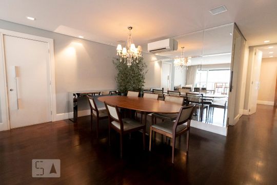 Comprar apartamento mobiliado na Vila Nova Conceição com 2 quartos, varanda e piscina no condomínio. — Sala