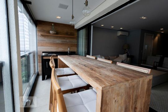 Comprar apartamento mobiliado na Vila Nova Conceição com 2 quartos, varanda e piscina no condomínio. — Varanda