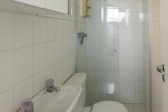 Comprar apartamento mobiliado na Vila Nova Conceição com 2 quartos, varanda e piscina no condomínio. — Banheiro de Serviço