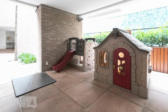 Comprar apartamento mobiliado na Vila Nova Conceição com 2 quartos, varanda e piscina no condomínio. — Área Comum - Playground