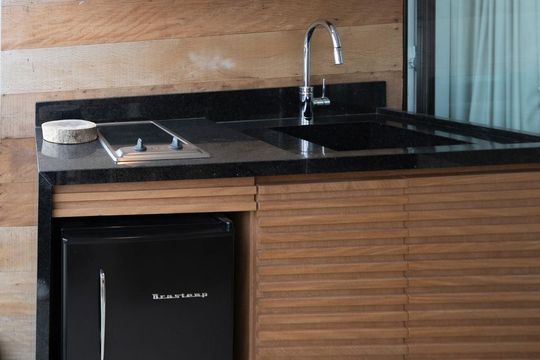 Comprar apartamento mobiliado na Vila Nova Conceição com 2 quartos, varanda e piscina no condomínio. — Varanda