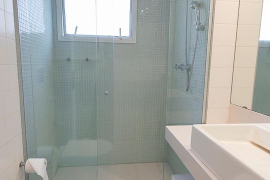 Comprar apartamento mobiliado na Vila Nova Conceição com 2 quartos, varanda e piscina no condomínio. — Banheiro da Suíte 1