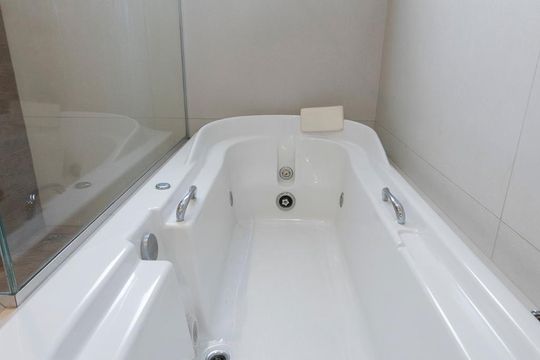 Comprar apartamento mobiliado na Vila Nova Conceição com 2 quartos, varanda e piscina no condomínio. — Banheira