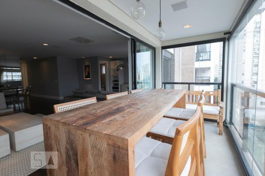 Comprar apartamento mobiliado na Vila Nova Conceição com 2 quartos, varanda e piscina no condomínio. — Varanda