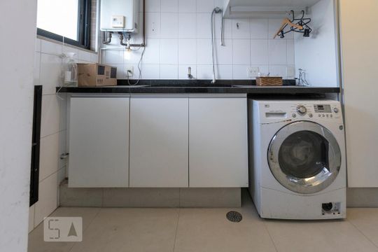 Comprar apartamento mobiliado na Vila Nova Conceição com 2 quartos, varanda e piscina no condomínio. — Área de Serviço