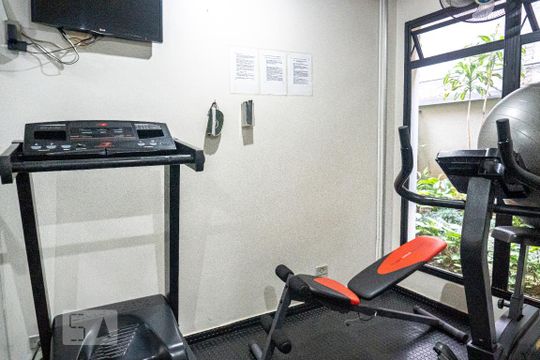 Venda de apartamento com 4 quartos, varanda gourmet, piscina e churrasqueira. — Área Comum - Academia