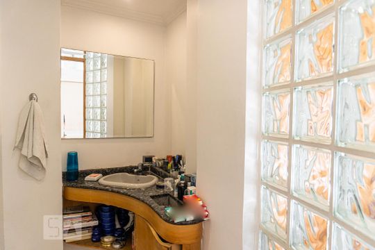 Venda de apartamento com 4 quartos, varanda gourmet, piscina e churrasqueira. — Banheiro da Suíte 2