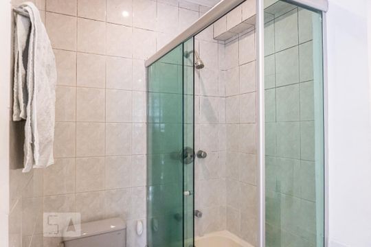 Venda de apartamento com 4 quartos, varanda gourmet, piscina e churrasqueira. — Banheiro da Suíte 2