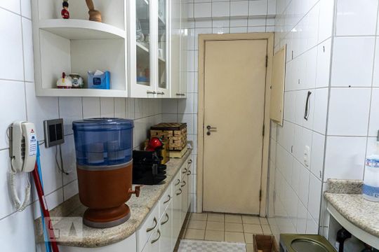 Venda de apartamento com 4 quartos, varanda gourmet, piscina e churrasqueira. — Cozinha