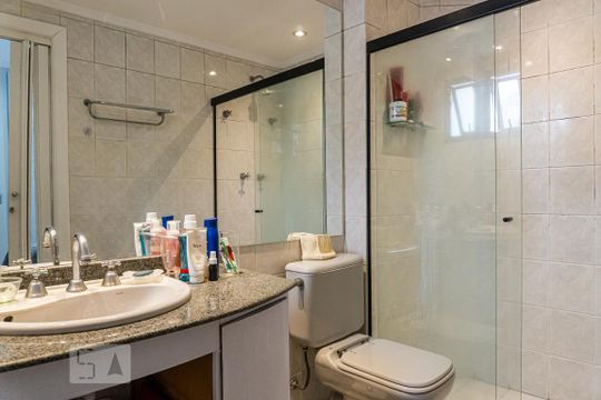 Venda de apartamento com 4 quartos, varanda gourmet, piscina e churrasqueira. — Banheiro da Suíte 1