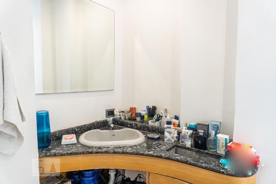 Venda de apartamento com 4 quartos, varanda gourmet, piscina e churrasqueira. — Banheiro da Suíte 2