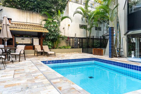 Venda de apartamento com 4 quartos, varanda gourmet, piscina e churrasqueira. — Área Comum - Piscina
