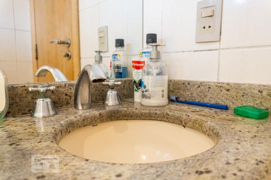 Venda de apartamento com 4 quartos, varanda gourmet, piscina e churrasqueira. — Banheiro Social