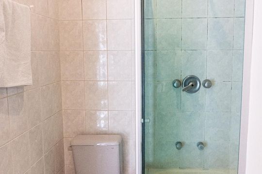 Venda de apartamento com 4 quartos, varanda gourmet, piscina e churrasqueira. — Banheiro da Suíte 2
