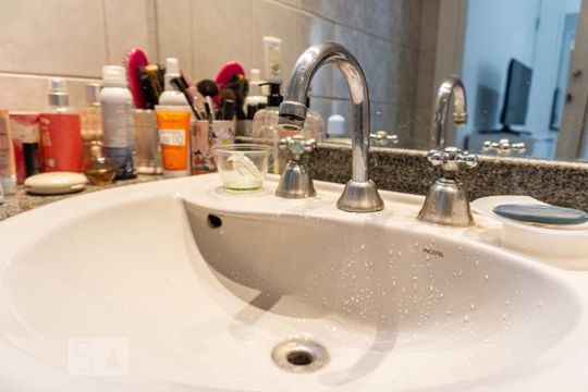 Venda de apartamento com 4 quartos, varanda gourmet, piscina e churrasqueira. — Banheiro da Suíte 1