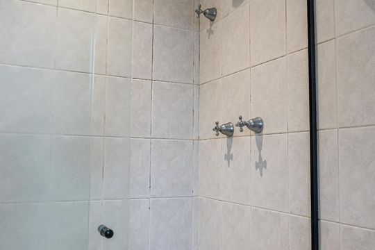Venda de apartamento com 4 quartos, varanda gourmet, piscina e churrasqueira. — Banheiro da Suíte 1