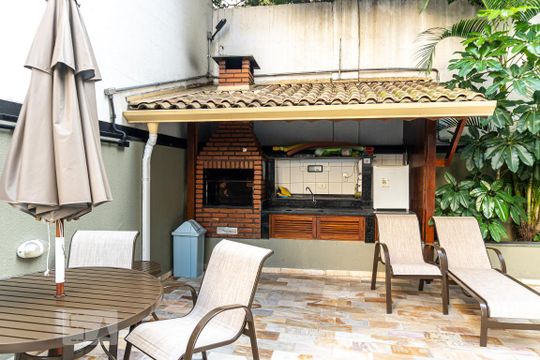 Venda de apartamento com 4 quartos, varanda gourmet, piscina e churrasqueira. — Área Comum - Churrasqueira