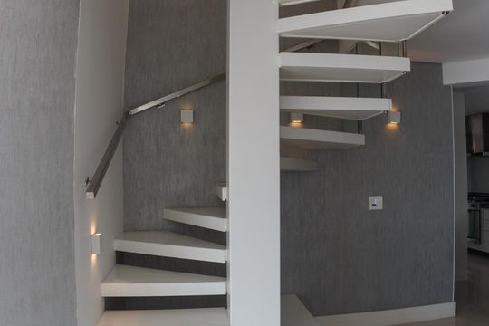 Venda de apartamento na Vila da Saúde com varanda e piscina no condomínio. — Escada