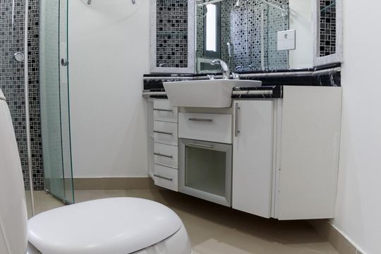 Venda de apartamento na Vila da Saúde com varanda e piscina no condomínio. — Banheiro da Suíte