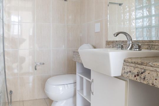 Venda de apartamento na Vila da Saúde com varanda e piscina no condomínio. — Banheiro 3