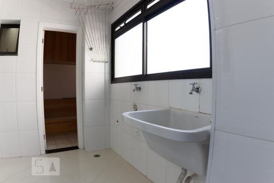 Venda de apartamento na Vila da Saúde com varanda e piscina no condomínio. — Área de Serviço