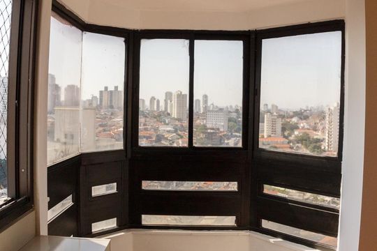 Venda de apartamento na Vila da Saúde com varanda e piscina no condomínio. — Suite