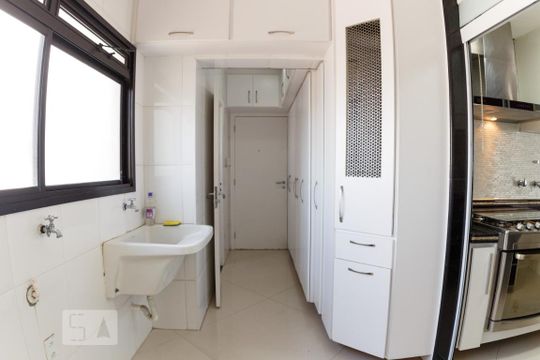 Venda de apartamento na Vila da Saúde com varanda e piscina no condomínio. — Área de Serviço