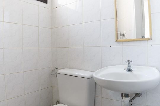 Venda de apartamento na Vila da Saúde com varanda e piscina no condomínio. — Banheiro de Serviço