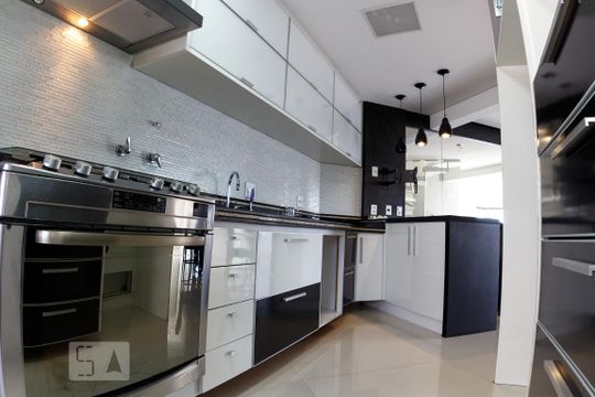 Venda de apartamento na Vila da Saúde com varanda e piscina no condomínio. — Cozinha