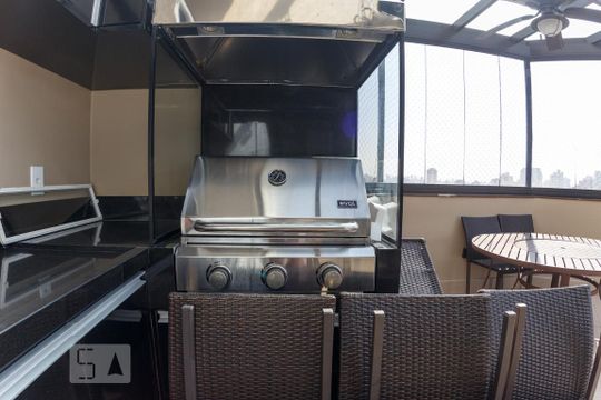 Venda de apartamento na Vila da Saúde com varanda e piscina no condomínio. — Churrasqueira